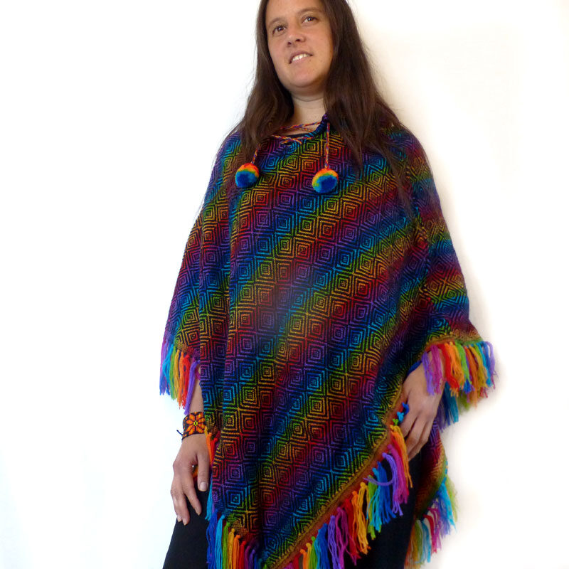 Poncho adulte tissé en laine d'alpaga noir et arc en ciel