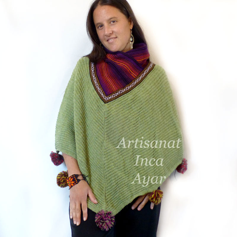 Poncho femme vert clair en laine d'alpaga avec col et pompons