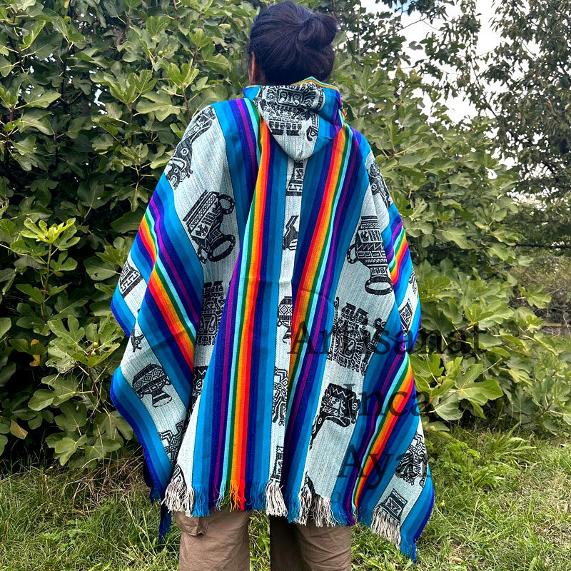 Poncho en tissu péruvien bleu et multicolore