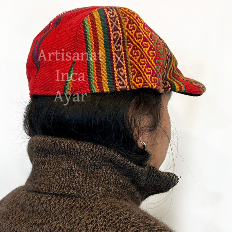 Béret casquette plate en tissu péruvien traditionnel rouge et multicolore